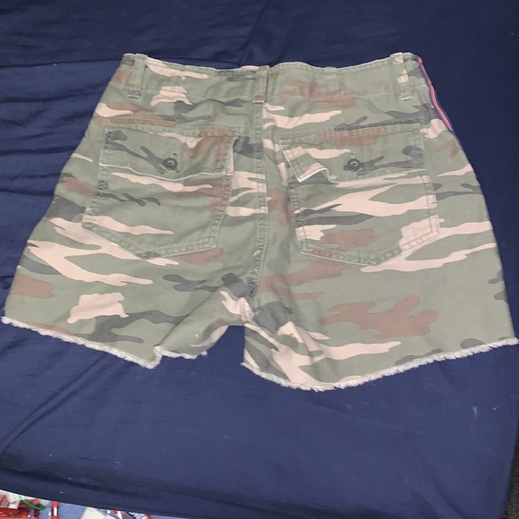 Camo shorts with four buttons - Picture 2 of 4